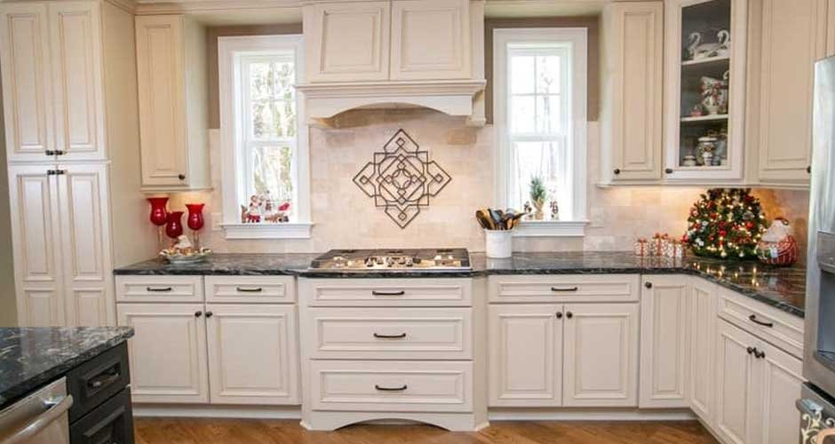 Are-white-kitchen-cabinets-still-trending
