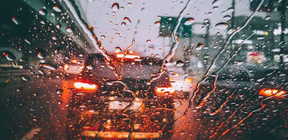 5-Ways-To-Prevent-Rain-Drops-From-Building-Up-On-Your-Windshield